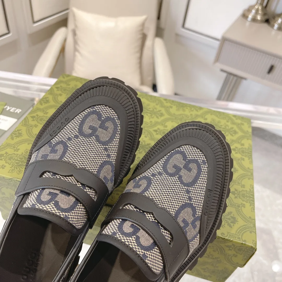 👟👟Ex-factory price 480👟👟 Men's size +10 Gucci's new spring and autumn loafers cleverly use unique design elements to inject fresh vitality into the collection design. Crafted from camel and ebony GG canvas, these stylish unisex loafers feature a new interpretation of the brand's classic monogram pattern for the new season. Camel and ebony GG canvas/imported silk cowhide surface, imported silk cowhide lining Size: Female: 35-42# Male: 39-46#